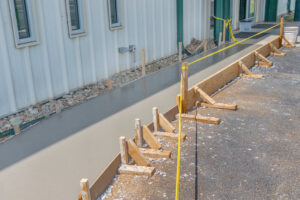 Wet elevated sidewalk for commercial building entrance